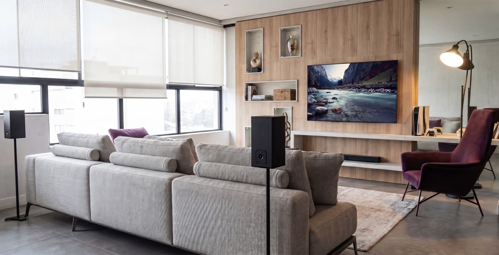 Sala de estar ampla em tons claros com marcenaria planejada